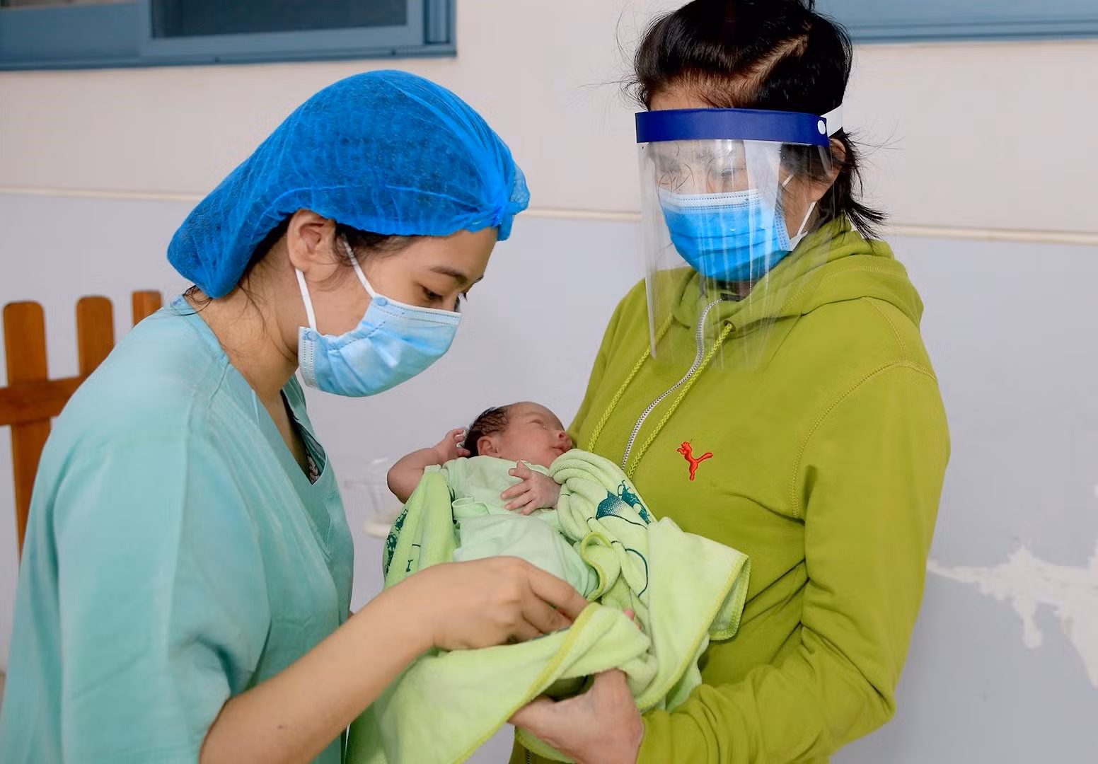 Hành trình “sinh tử” của mẹ con sản phụ mắc COVID-19 -0