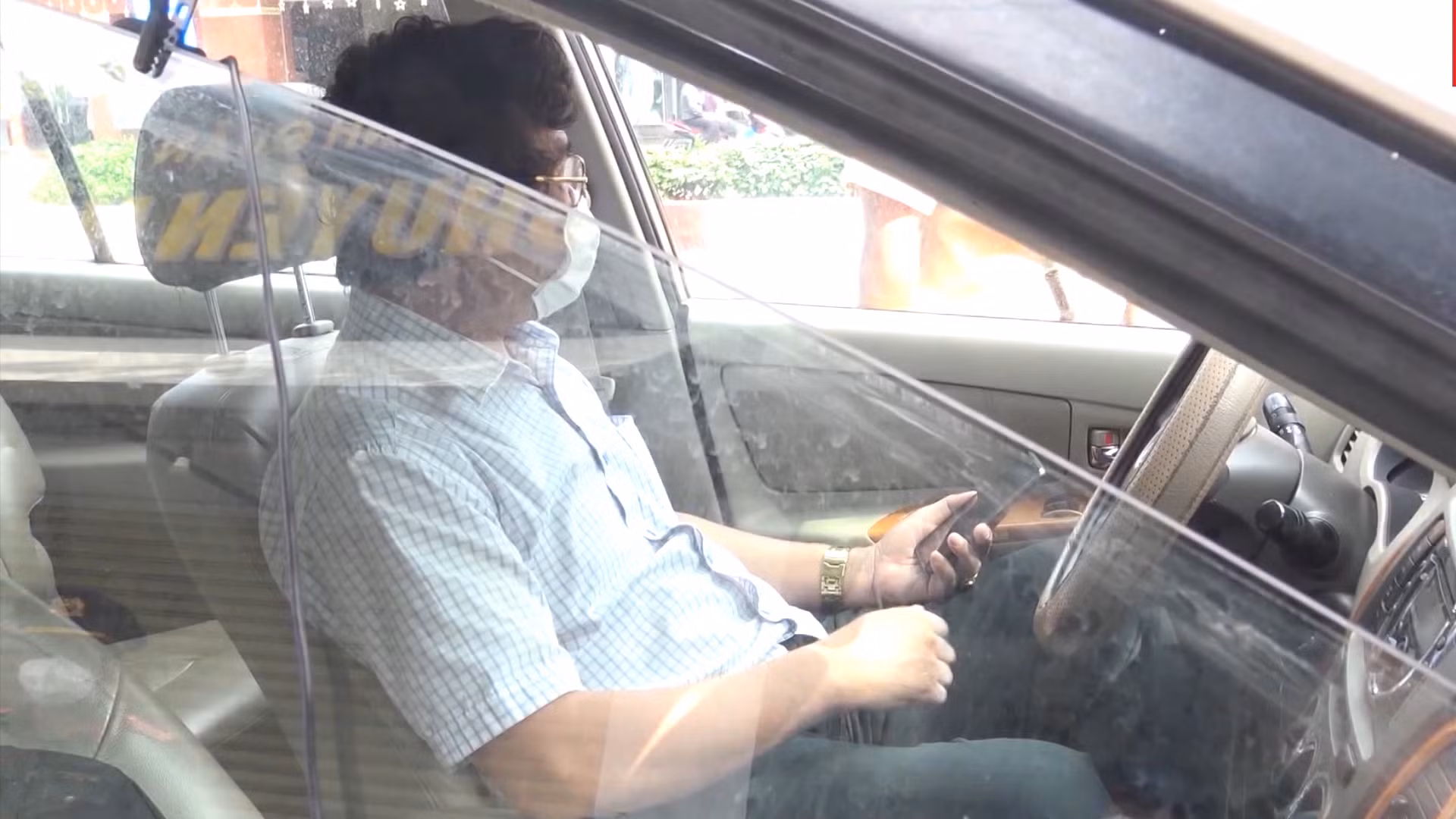 Thanh tra Sở Tài nguyên Môi trường cố thủ trong ô tô hơn 1 giờ đồng hồ khi vi phạm quy địch phòng chống dịch -0