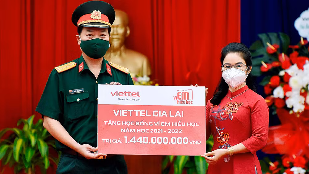 Viettel trao hơn 40 tỷ đồng tới các em học sinh có hoàn cảnh khó khăn -0