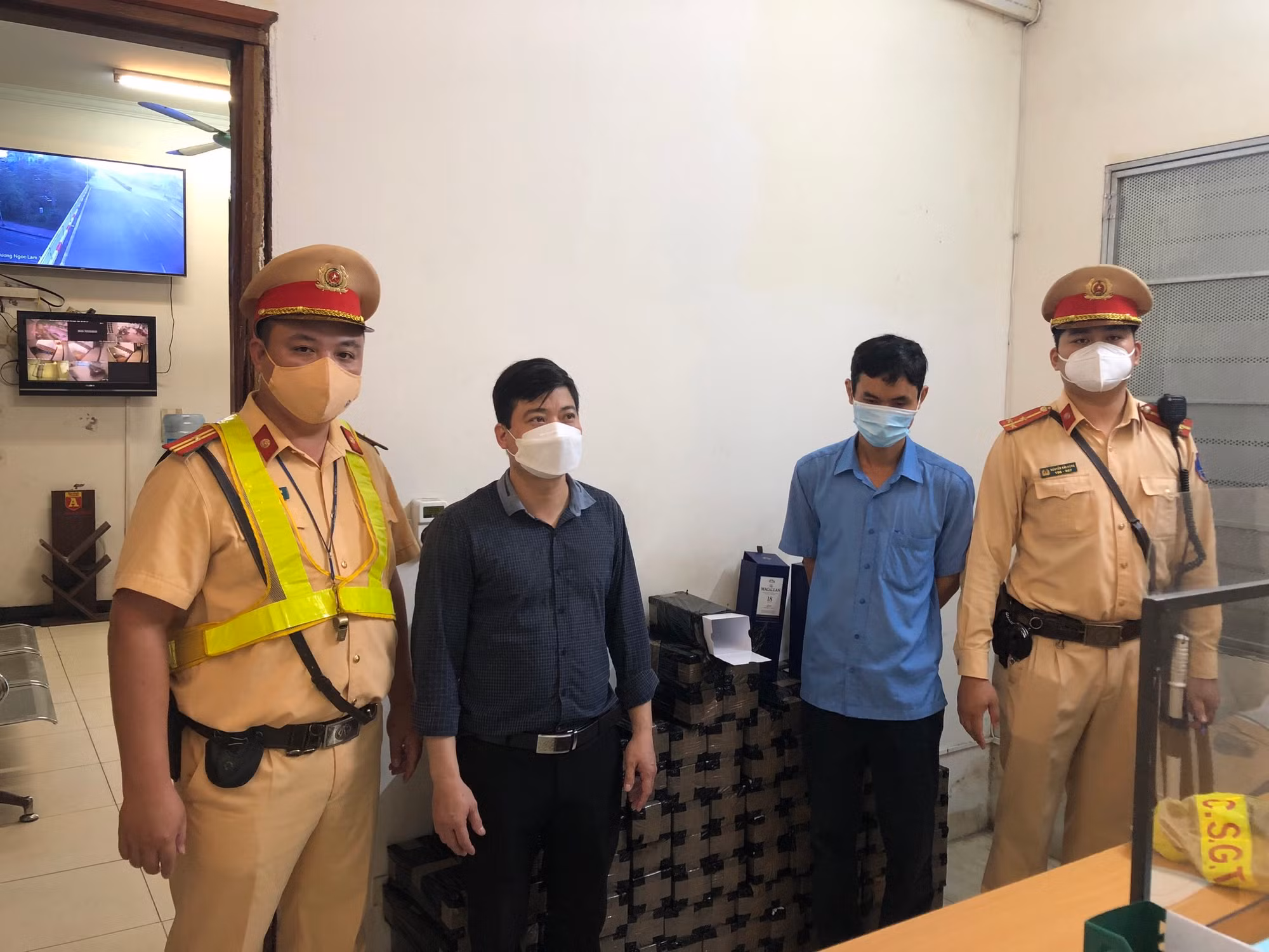 Hà Nội: Cảnh sát giao thông liên tiếp phát hiện các trường hợp vi phạm pháp luật qua kiểm tra hành chính tại chốt phòng chống dịch -0