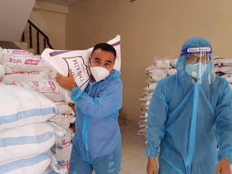 mc quyền linh dù luôn hỗ trợ bà con mỗi lúc khó khăn nhưng vẫn không tránh khỏi lời ra tiếng vào.jpg -0