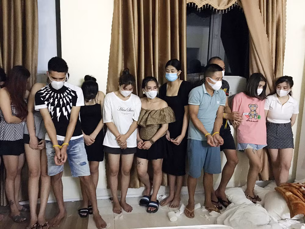 Đột kích nhà nghỉ bắt giữ 17 thanh niên đang bay lắc -0