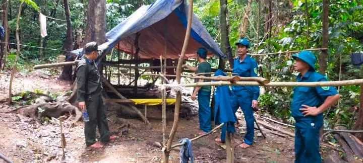 Lợi dụng giãn cách, nhóm thanh niên lẻn vào rừng Khe Đương khai thác vàng trái phép -0