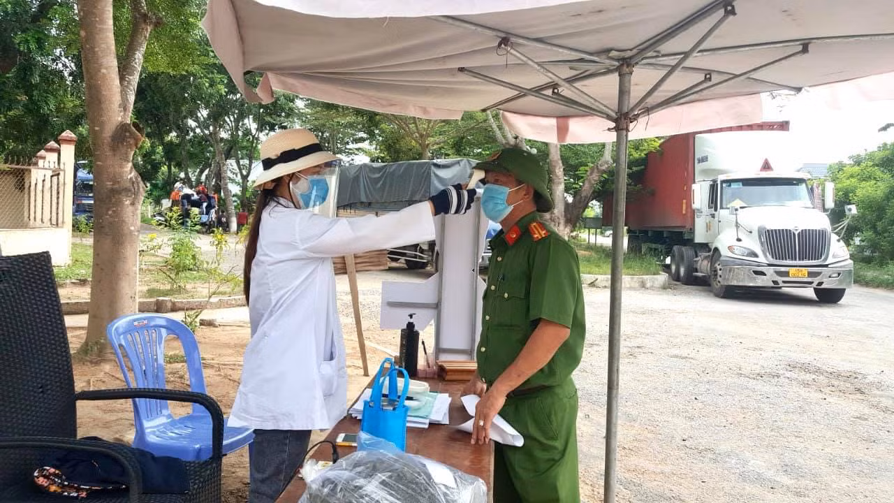 Trại giam Thủ Đức những ngày căng mình chống dịch -0