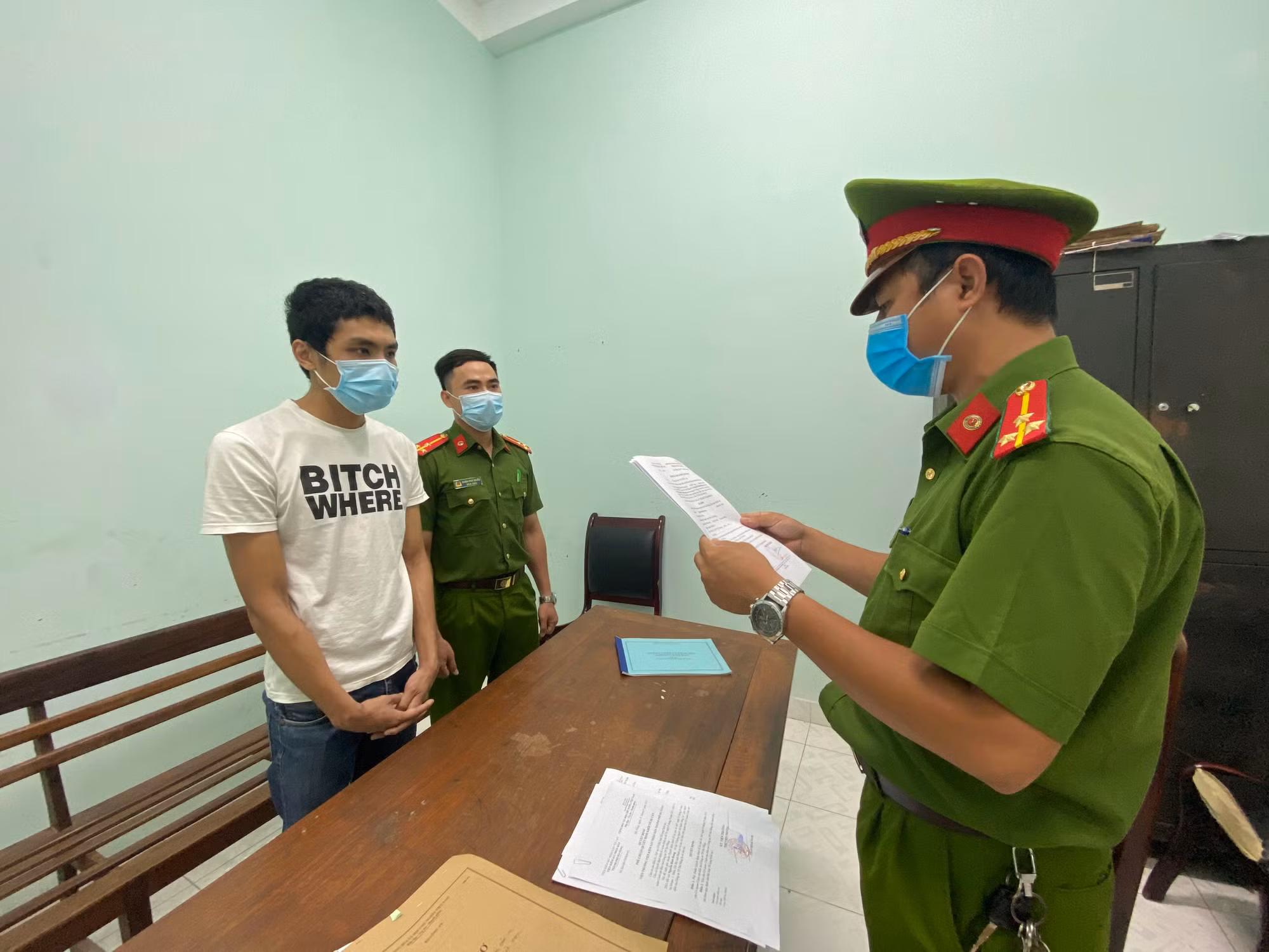 Say xỉn, dùng cuốc xẻng tấn công cán bộ phường -0