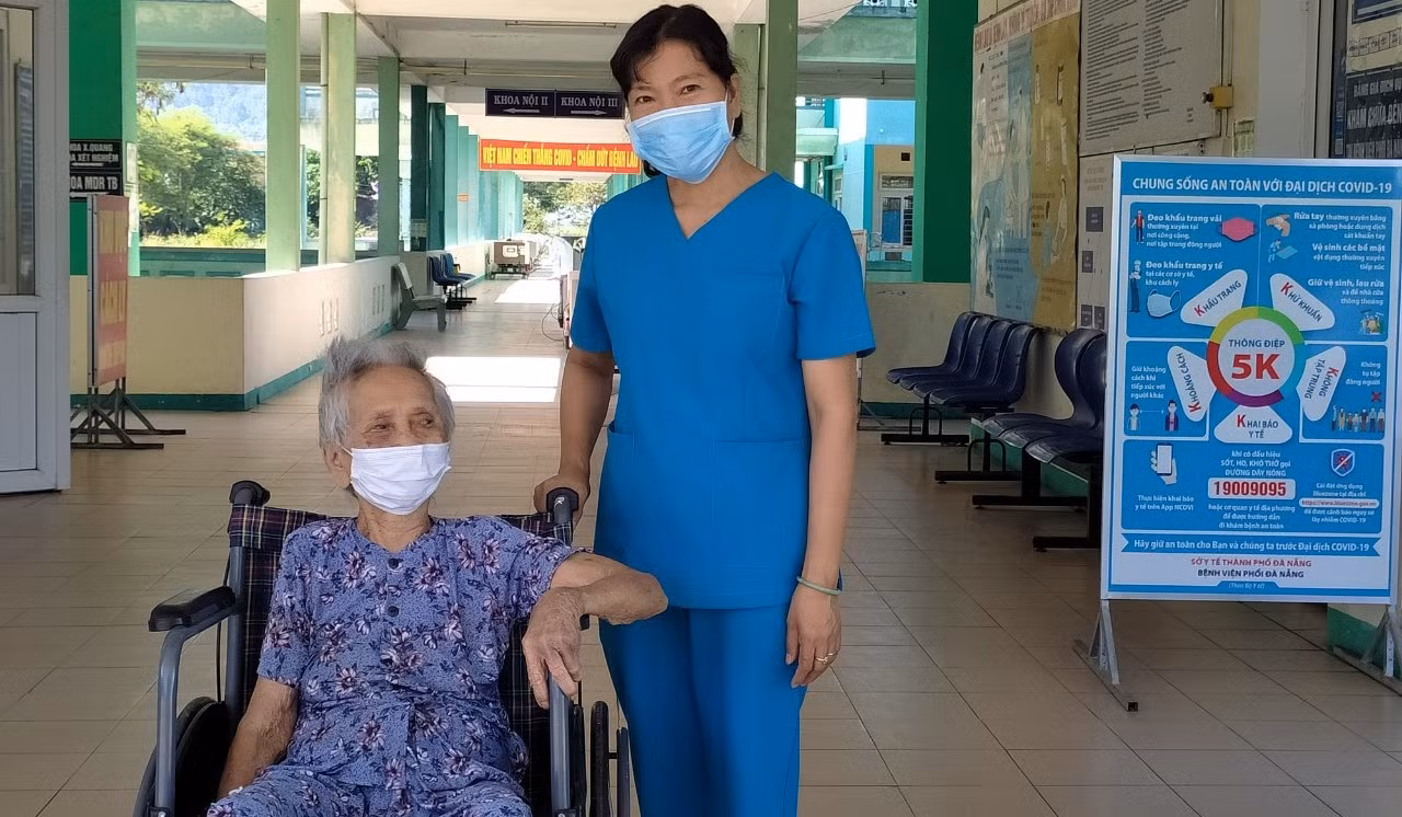 Đà Nẵng cụ bà 101 tuổi khỏi bệnh COVID-19 -0
