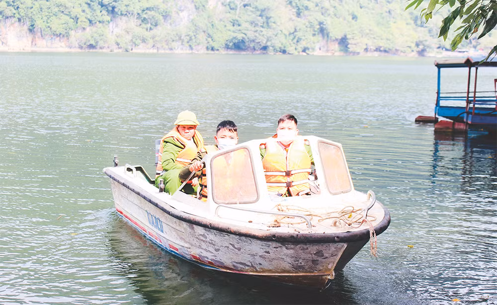 Hơi xuân đã dậy bên hồ... -0