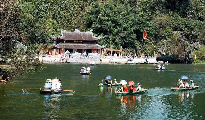 Hà Nội mở cửa rạp chiếu phim và đón khách về thăm quan Chùa Hương -0