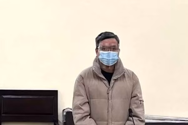 Tấn công bác sỹ trong bệnh viện, thanh niên ngỗ ngược lĩnh 8 tháng tù -0