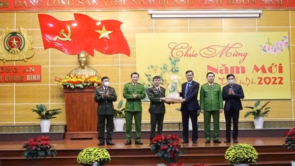 Người dân cố đô đón Tết vui tươi, lành mạnh và an toàn ảnh 2