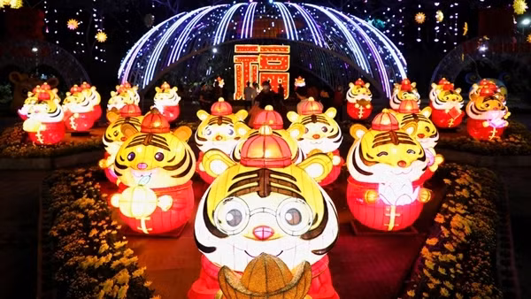 Người dân cố đô đón Tết vui tươi, lành mạnh và an toàn ảnh 3