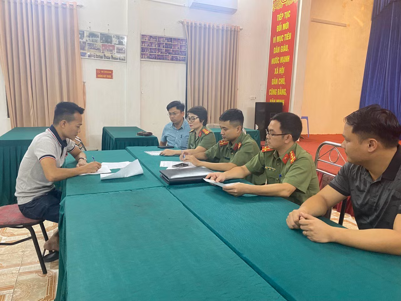 Làm việc với hai đối tượng thông tin sai sự thật về thị trường tài chính, chứng khoán, gây bất an dư luận -0