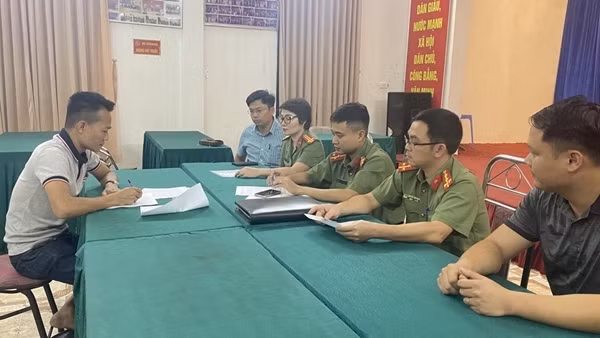 Làm việc với 2 đối tượng thông tin sai sự thật về thị trường tài chính, chứng khoán