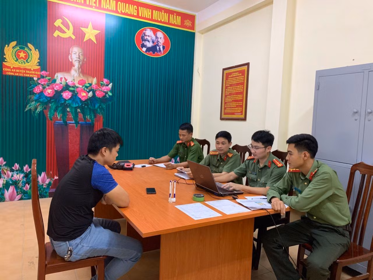 Làm việc với hai đối tượng thông tin sai sự thật về thị trường tài chính, chứng khoán, gây bất an dư luận -1