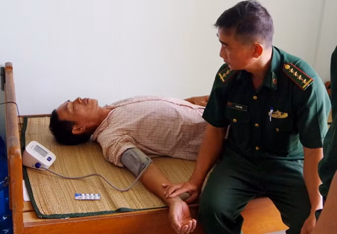  Kịp thời cứu nạn ngư dân khi tàu cá bị sóng gió đánh chìm -0
