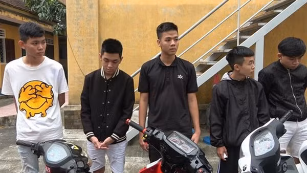 Triệu tập nhóm thanh, thiếu niên chạy xe tốc độ cao, lạng lách