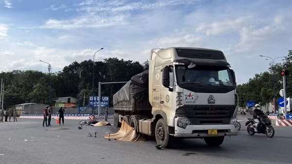 Va chạm với xe đầu kéo, 4 người đi xe máy tử vong