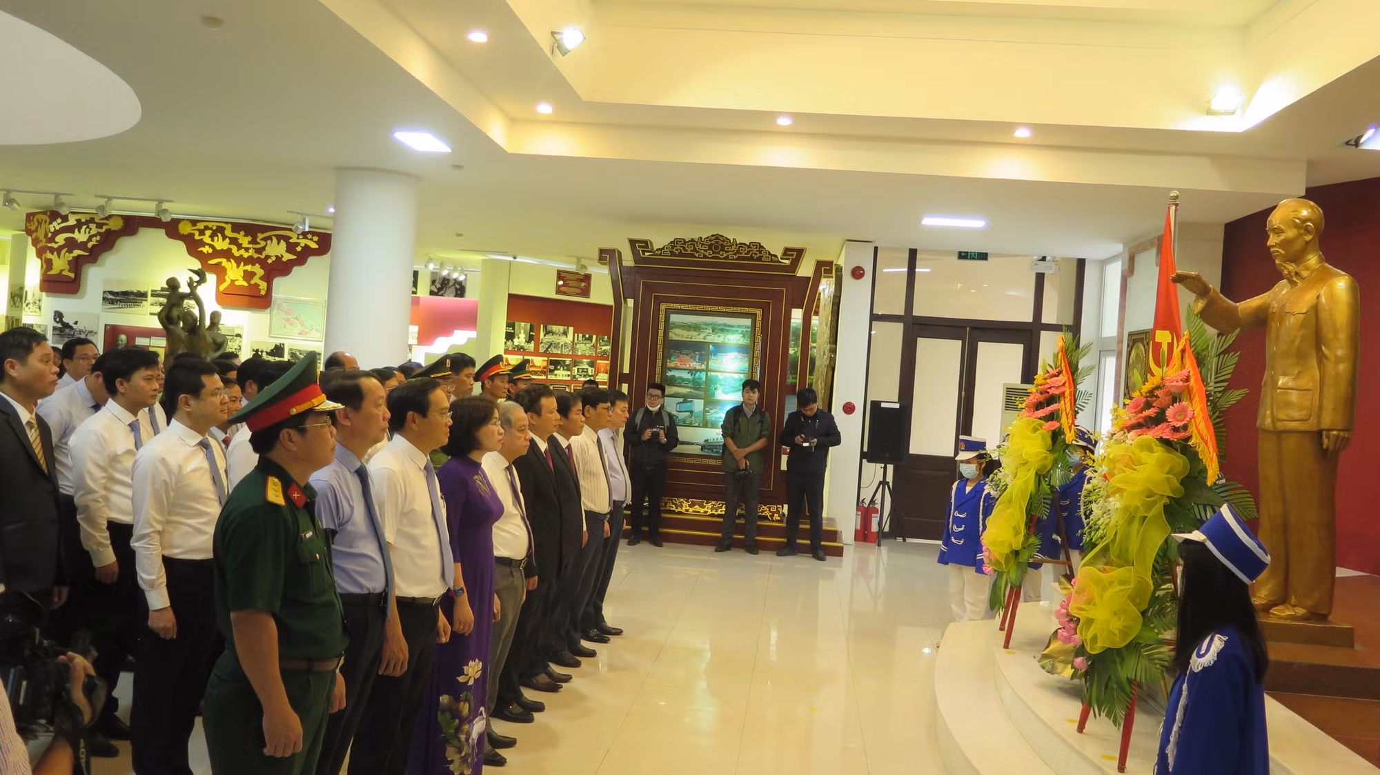  Triển lãm nhân kỷ niệm 132 Ngày sinh nhật Bác Hồ -0