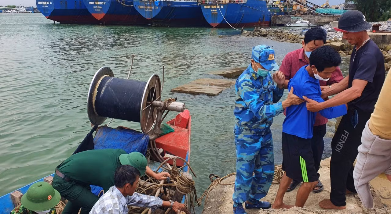 Kịp thời cứu chữa một ngư dân gặp nạn trên biển -0