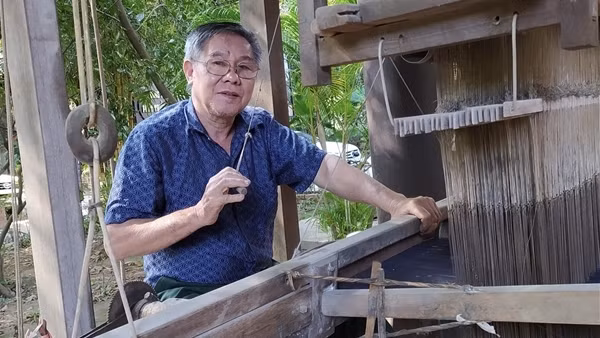 Người truyền lửa nghề dệt lụa làng Vạn Phúc