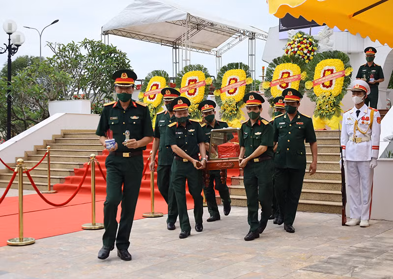  An táng 17 hài cốt liệt sỹ hy sinh trên nước bạn Lào -0
