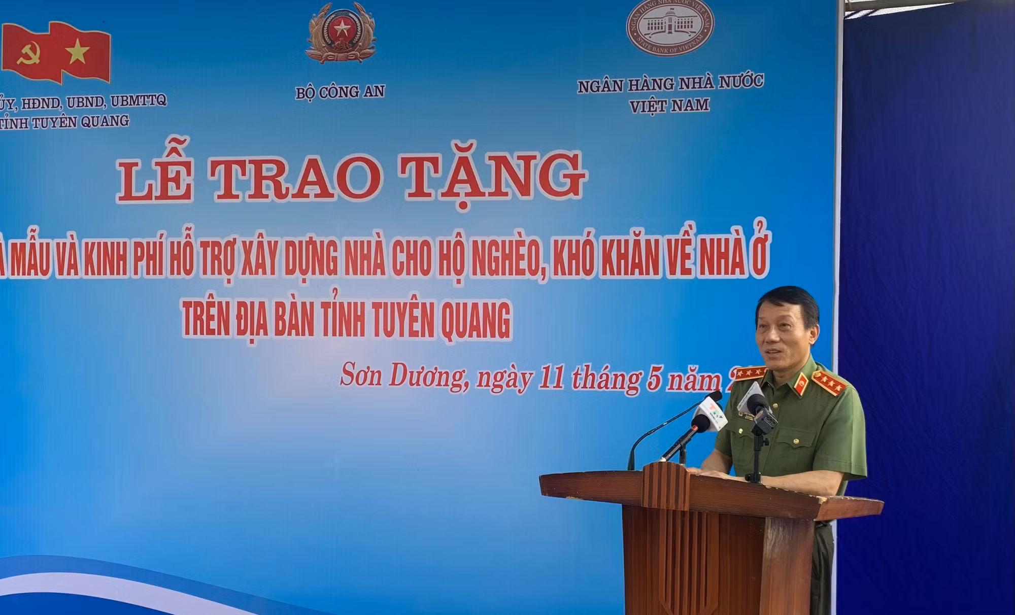 Bộ Công an trao tặng nhà và kinh phí hỗ trợ xây dựng nhà cho các hộ nghèo tại Tuyên Quang -0