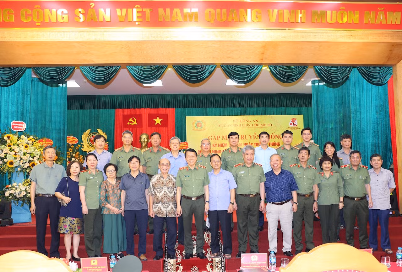 Phát huy truyền thống ở đơn vị nhiều năm được Chính phủ tặng cờ thi đua dẫn đầu phong trào thi đua “Vì an ninh Tổ quốc”. -0