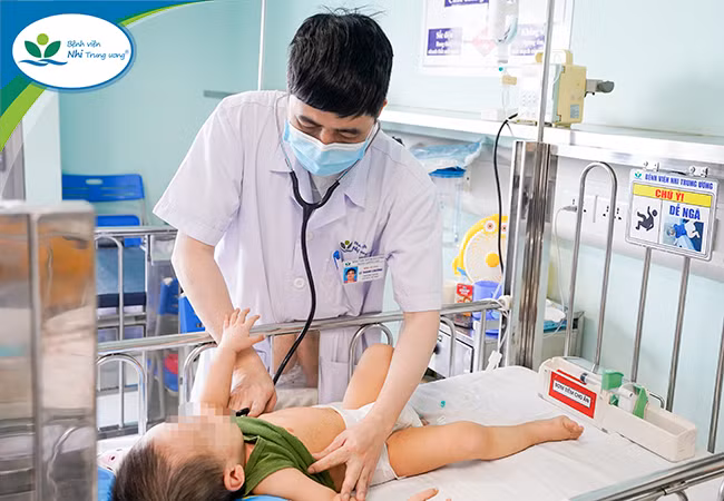 Nhiều trẻ uống nhầm dầu thắp hương phải nhập viện, tuyệt đối không tự gây nôn -0