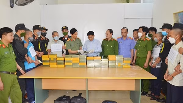 Bắt người phụ nữ mang 5 bánh heroin lên taxi ảnh 3