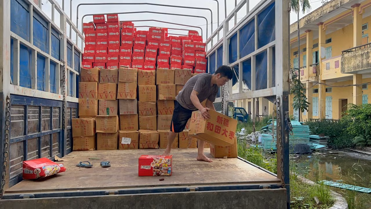 Tạm giữ hàng nghìn thùng bánh bông lan nghi nhập lậu -0