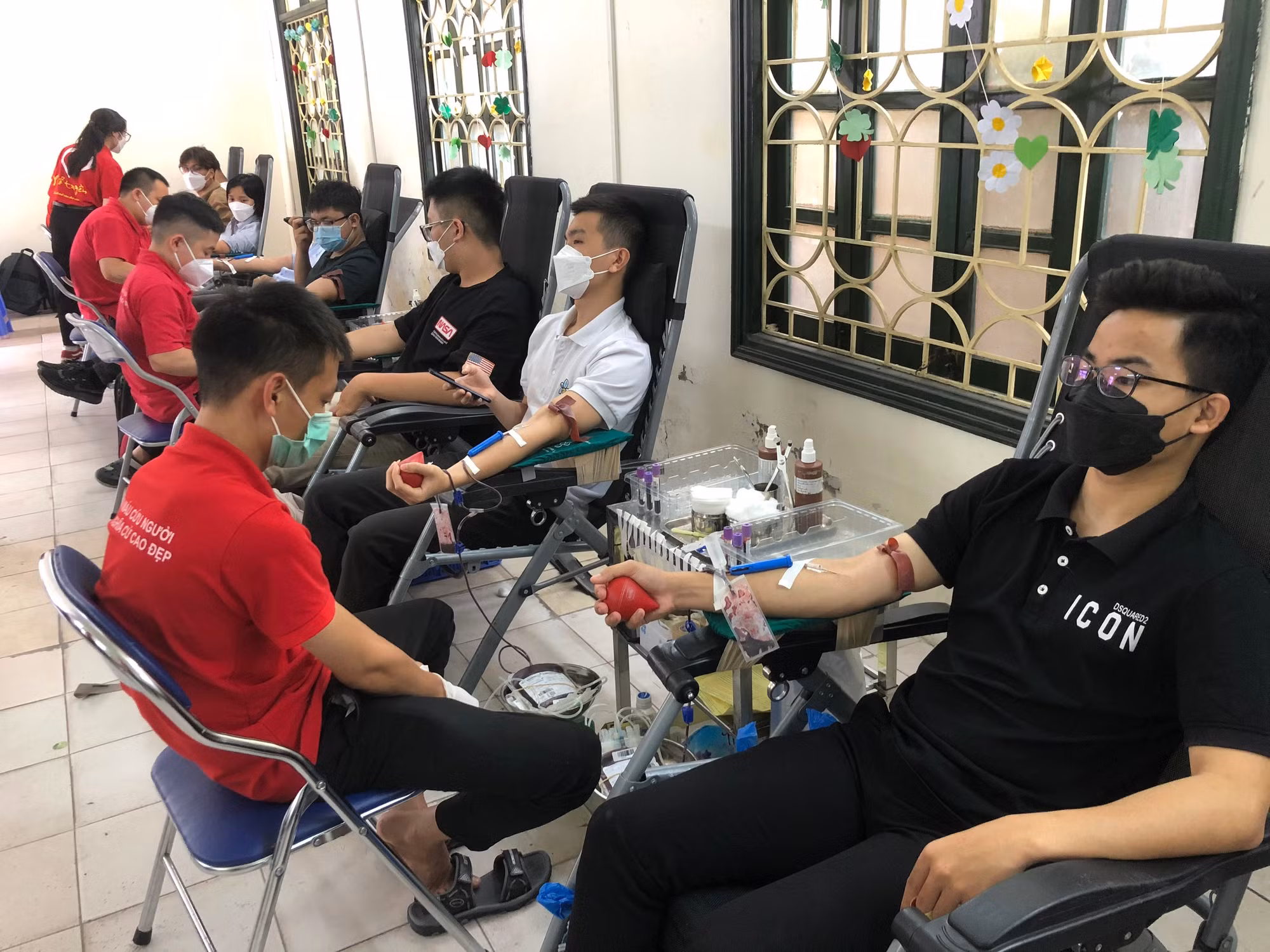 Hàng trăm y, bác sĩ tương lai tham gia hiến máu -0
