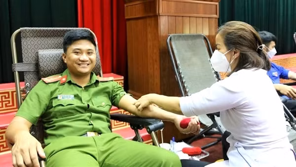 Hàng trăm y, bác sĩ tương lai tham gia hiến máu ảnh 5