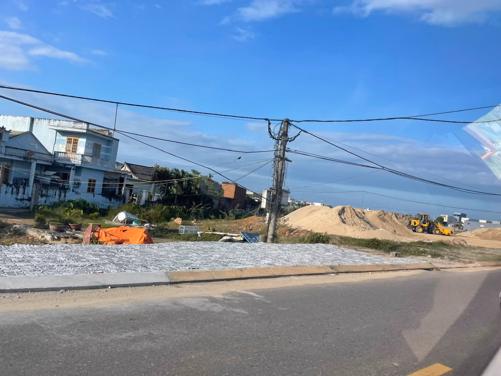 Đà Nẵng: Mạnh tay xử lý các bãi tập kết cát, bãi chứa vật liệu xây dựng trái phép -1