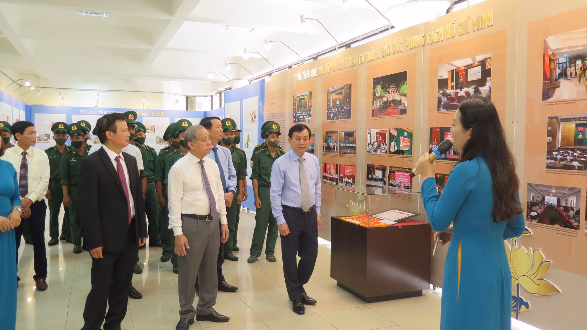  Triển lãm nhân kỷ niệm 132 Ngày sinh nhật Bác Hồ -0