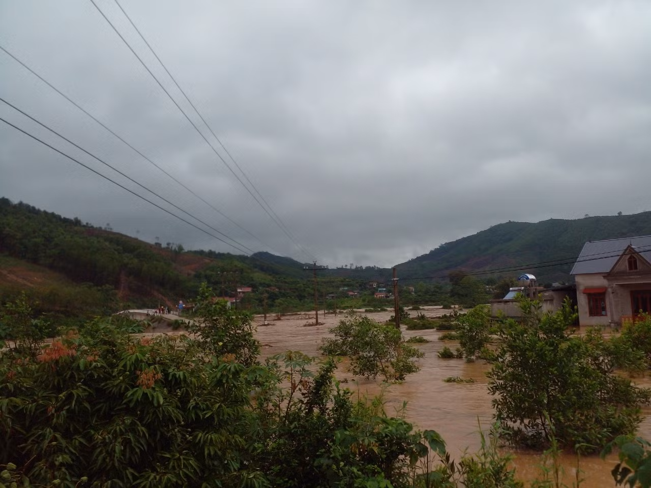 Mưa lớn, lũ quét hàng chục nghìn khách hàng mất điện -0