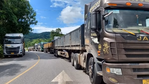 Ách tắc tại Cửa khẩu quốc tế La Lay do lật xe chở sắn