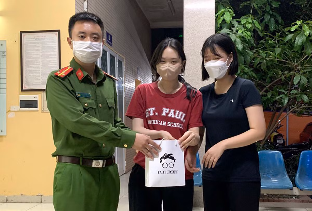 Trao trả tài sản thất lạc cho hai cô gái Hàn Quốc -0