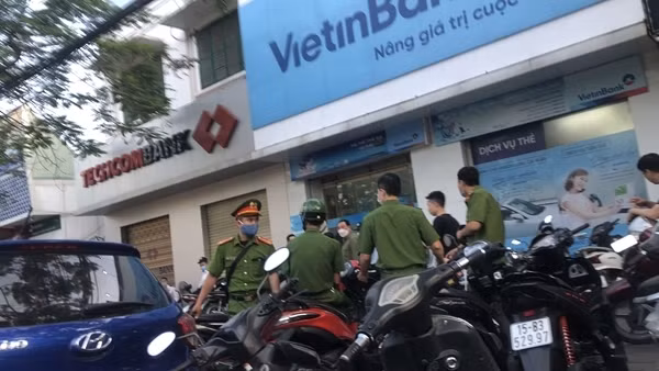 Nút báo động kết nối với Công an khiến tên cướp ngân hàng "bó tay" ảnh 2