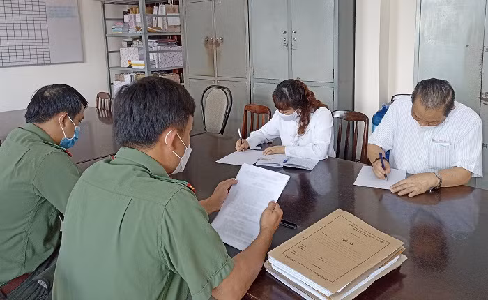 Công an làm việc với 2 người cầm đầu nhóm “Trừ quỷ Bảo Lộc” -0