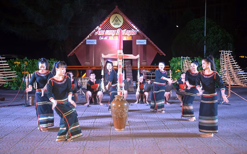 vna_potal_dak_lak_chuong_trinh_bieu_dien_van_hoa_cong_chieng_“vang_mai_giua_dai_ngan”_6109130.jpg -0