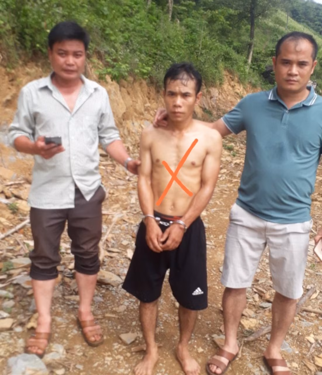 Tạm giữ đối tượng dùng dao chém vợ 