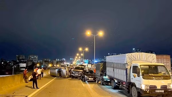 Xe bồn va chạm với ô tô trên vành đai 3 khiến giao thông ùn tắc nhiều giờ ảnh 3
