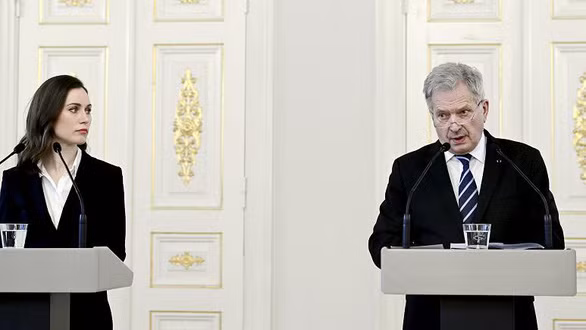 Tổng thống Phần Lan Sauli Niinisto (phải) và Thủ tướng Sanna Marin (trái) trong một cuộc họp báo tại Phần Lan. Ảnh: AP.