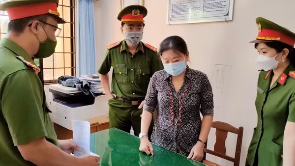 Bắt 3 lãnh đạo phòng tham ô tài sản