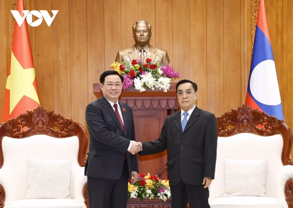 Chủ tịch Quốc hội Vương Đình Huệ gặp nguyên Thủ tướng, nguyên Chủ tịch Quốc hội Lào -0