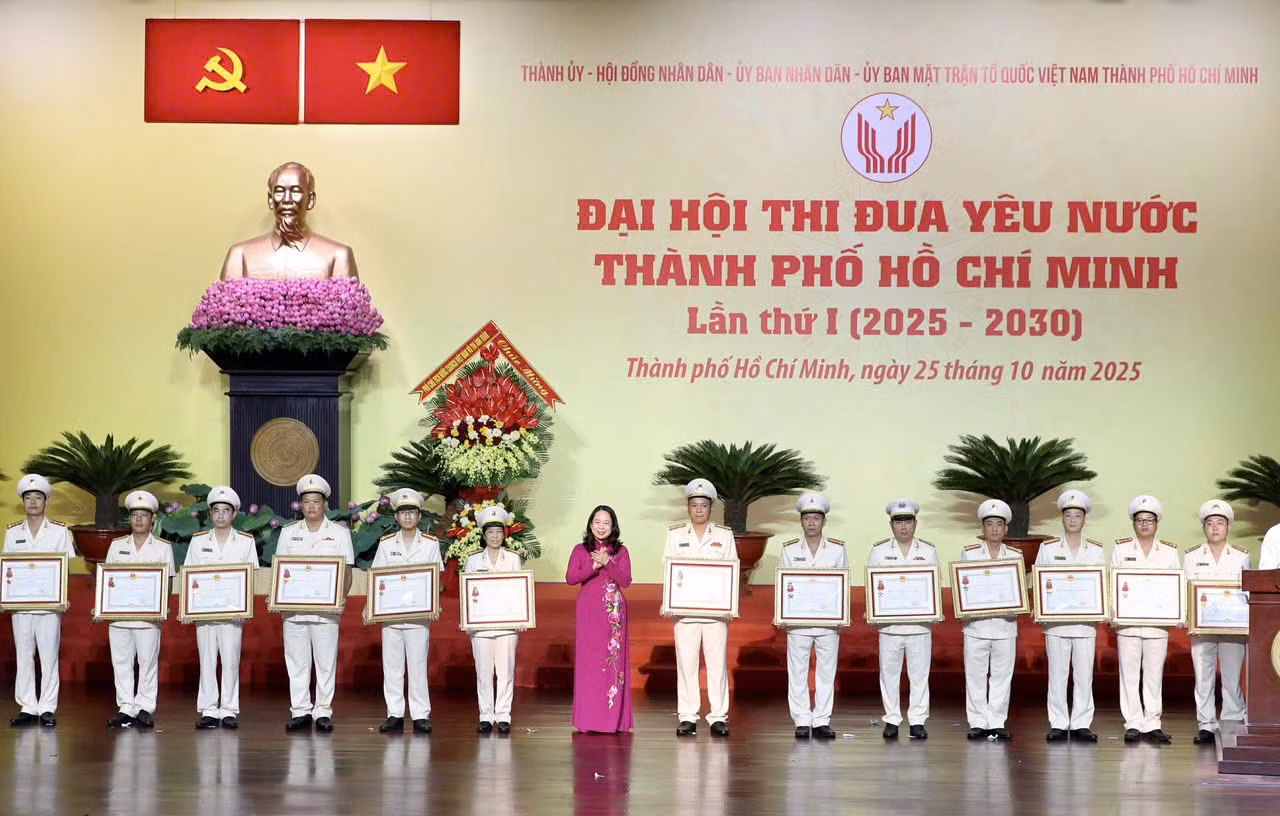 Tập thể Công an TP Hồ Chí Minh và nhiều cá nhân nhận các phần thưởng cao quý -1
