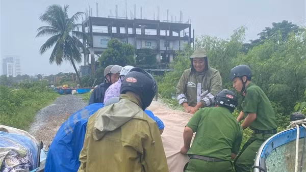 Không có chuyện cán bộ được nghỉ làm việc, chợ dừng hoạt động từ chiều 22/10 do bão