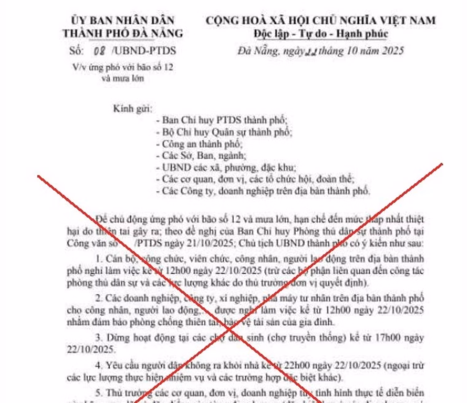 Không có chuyện cán bộ được nghỉ làm việc, chợ dừng hoạt động từchiều 22/10 do bão số 12. -0