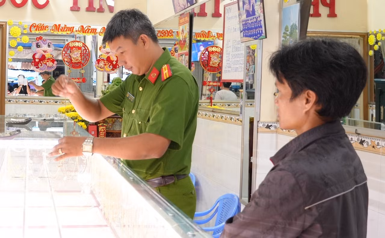 Kẻ cướp dây chuyền bị bắt giữ sau 16 giờ gây án -0
