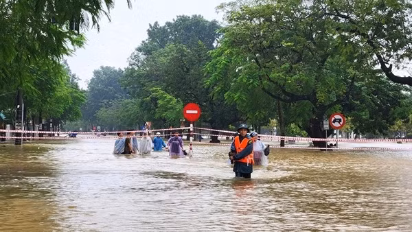 Miền Trung có mưa to đến rất to, Hà Nội trời nắng đẹp